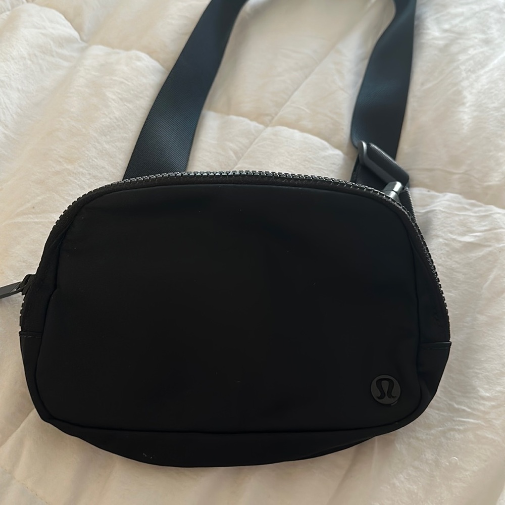 Lululemon- everywhere belt bag